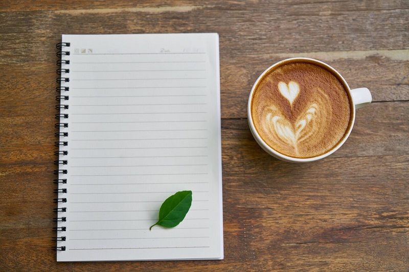 白紙のノートとコーヒー