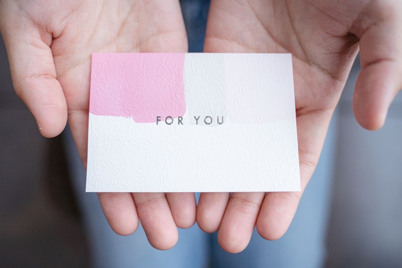 「FOR YOU」と書かれたメッセージカード